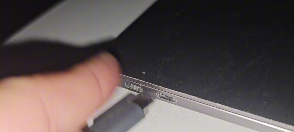 왼쪽 USB-C 2개 — 둘 다 충전 가능